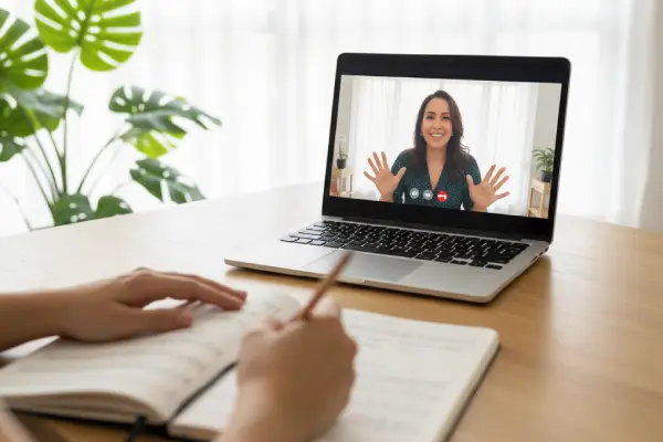 Setup showing the duality of private singing lessons: in-person (notebook/piano) and online (laptop video call), highlighting flexible sessions with the vocal coach.
